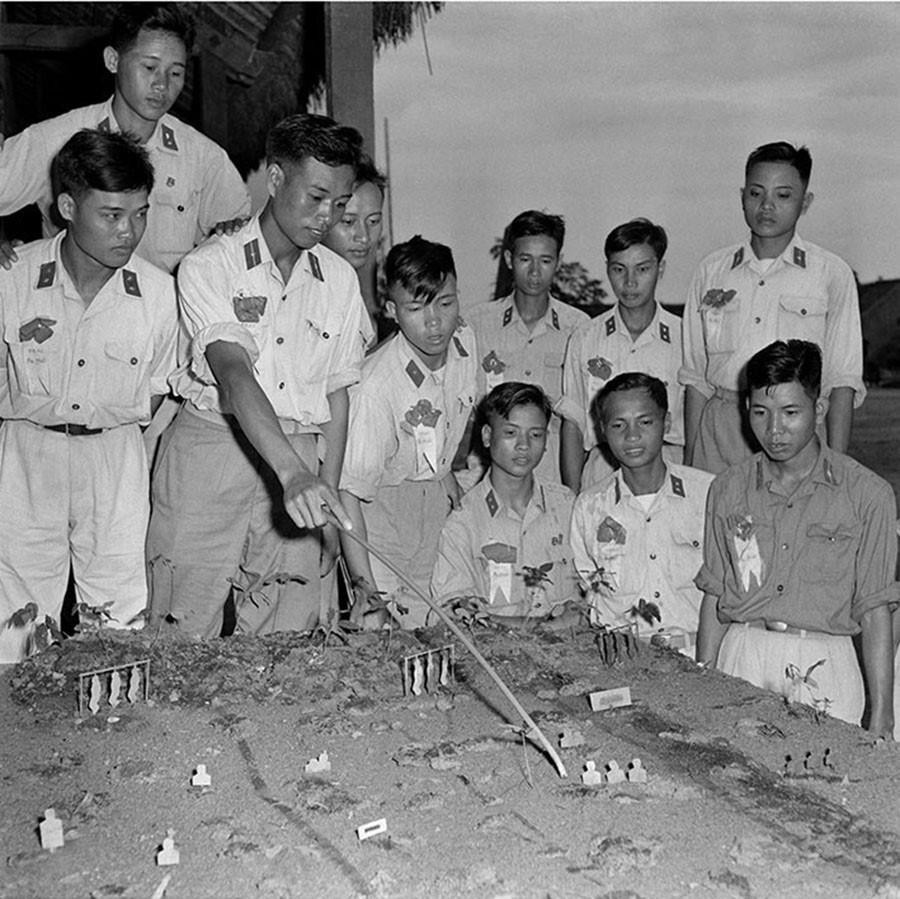 Các chiến sỹ đại đội 3 (Sư đoàn 304 - Đoàn Vinh Quang), nơi khởi phát phong trào thi đua Cờ Ba Nhất ôn tập bài mục trên sa bàn thao trường. (Ảnh: Đinh Quang Thành/TTXVN)