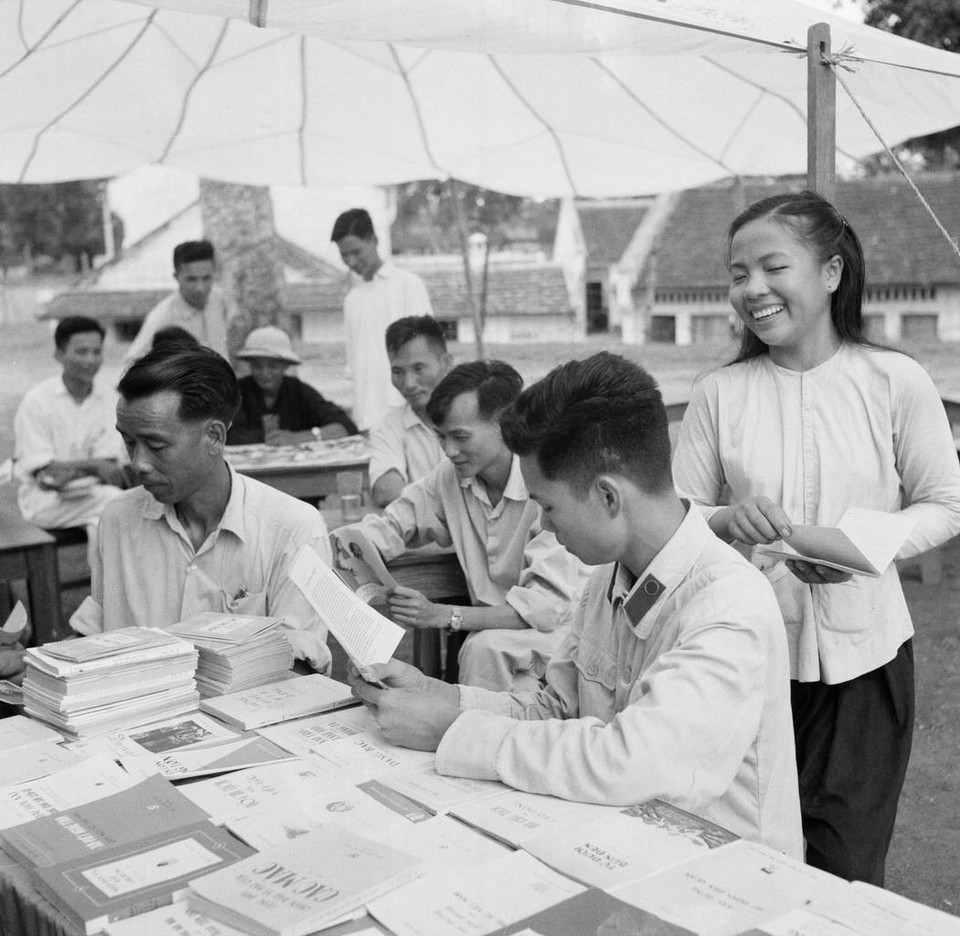 Giai đoạn 1954-1960, công tác tuyên giáo đóng vai trò trọng yếu trong việc khơi dậy ý chí, tri thức và sức mạnh trong quần chúng, cổ vũ mạnh mẽ các phong trào thi đua như Gió Đại Phong, Sóng Duyên Hải, Tiếng trống Bắc Lý, Cờ Ba nhất… Đây cũng là giai đoạn công tác tuyên giáo đạt được nhiều thành tựu to lớn, nhất là trên lĩnh vực khoa giáo, như: giáo dục, y tế, chăm sóc sức khỏe nhân dân... Trong ảnh: Trong dịp đại hội Đảng bộ tỉnh Vĩnh Phúc (Tháng 6/1960), tổ bán sách báo lưu động của huyện Lập Thạch đã về các xã bán sách báo cho nhân dân để nâng cao sự hiểu biết về đường lối chính sách của Đảng. (Ảnh: Minh Trường/TTXVN)