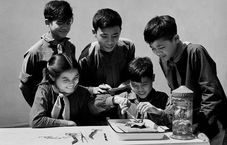  Trường Phổ thông cấp 2 Bắc Lý (Hà Nam) - lá cờ đầu của ngành giáo dục trong thực hiện phương châm Học phải đi đôi với hành, lý luận gắn với thực tiễn, nhà trường gắn liền với xã hội. Phong trào thi đua Tiếng trống Bắc Lý khởi phát tại đây đã nhanh chóng trở thành một trong các phong trào thi đua tiêu biểu của ngành giáo dục giai đoạn bấy giờ. (Ảnh: TTXVN)