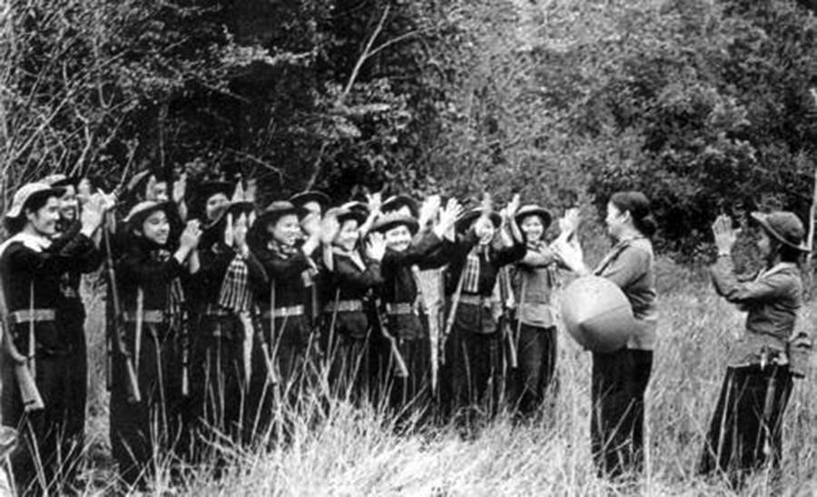 Trong phong trào Đồng Khởi Bến tre, nữ tướng Nguyễn Thị Định cùng Đội quân tóc dài vừa đánh địch chống càn, vừa huy động lực lượng quần chúng đấu tranh binh vận, đấu tranh chính trị với phương châm Ba mũi giáp công, lập nhiều chiến công vang dội. (Ảnh: Tư liệu/TTXVN phát)