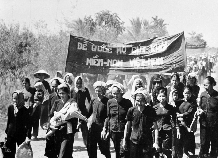 Giai đoạn 1954-1960, công tác tuyên giáo đã động viên phong trào quần chúng ủng hộ, cổ vũ cuộc đấu tranh của đồng bào miền Nam, tổ chức các cuộc míttinh, biểu tình, phản đối Mỹ - Diệm vi phạm Hiệp định Geneva, đàn áp khủng bố đồng bào miền Nam, phá hoại hiệp thương, tổng tuyển cử, động viên phong trào đấu tranh chính trị, tiến tới Đồng khởi ở miền Nam. Trong ảnh: Đội quân tóc dài Bến Tre biểu tình chống Mỹ và bè lũ tay sai Ngô Đình Diệm trong phong trào Đồng Khởi (1960). (Ảnh: Tư liệu TTXVN)