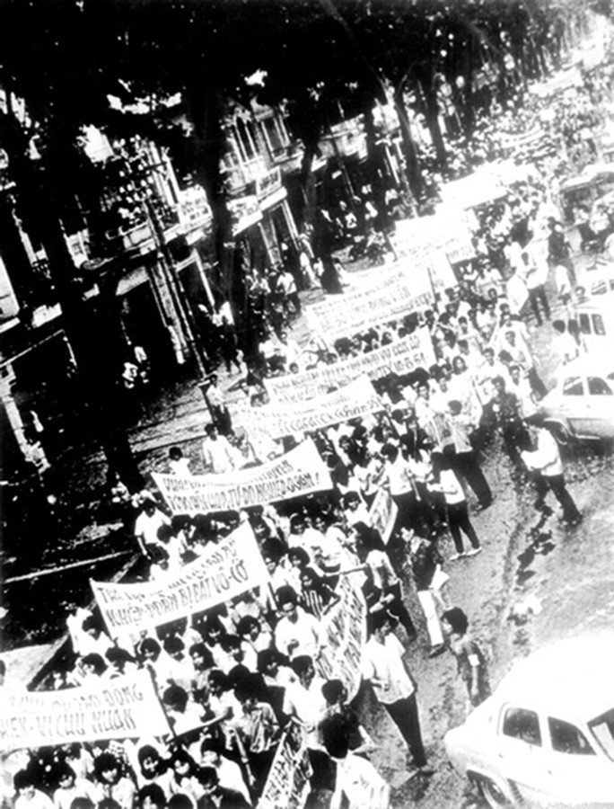 Ở miền Nam giai đoạn 1960-1964, công tác tư tưởng luôn chú trọng việc quán triệt phương hướng, nhiệm vụ, phương châm đấu tranh trong tình hình mới; coi trọng việc phổ biến những kinh nghiệm thực tiễn; phát động phong trào thi đua Dũng sỹ diệt Mỹ, nâng cao quyết tâm đánh Mỹ đến thắng lợi hoàn toàn. Trong ảnh: Công nhân Sài Gòn tổng đình công đòi chính phủ tay sai Nguyễn Khánh phải công bố cho tự do hội họp, giải quyết các yêu sách của công nhân và trả tự do cho cán bộ nghiệp đoàn, ngày 21/9/1964. (Ảnh: Tư liệu/TTXVN phát)