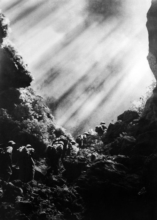 Ở miền Bắc những năm 1960, công tác tuyên giáo tập trung tuyên truyền, đẩy mạnh các phong trào thi đua yêu nước, như Vì miền Nam ruột thịt, Thanh niên ba sẵn sàng, Phụ nữ ba đảm đang, chi viện đắc lực sức người, sức của cho tiền tuyến lớn miền Nam, động viên lớp lớp thanh niên hăng hái lên đường đánh giặc với tinh thần Xẻ dọc Trường Sơn đi cứu nước. Trong ảnh: Vượt mưa bom, bão đạn, những đoàn quân từ hậu phương lớn miền Bắc ngày đêm xẻ dọc Trường Sơn vào tiền tuyến lớn miền Nam đánh Mỹ. (Ảnh: Minh Trường/TTXVN)