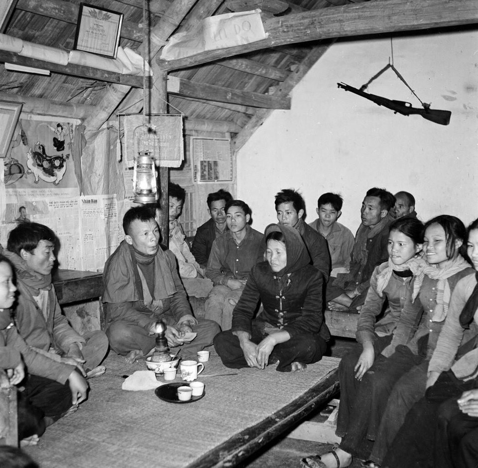 Giai đoạn 1965-1975, công tác xây dựng Đảng về tư tưởng kịp thời chuyển hướng để bảo đảm yêu cầu lãnh đạo quân dân ta thực hiện tốt những nhiệm vụ cấp bách của miền Bắc: tăng cường hơn nữa công tác giáo dục đảng viên, học tập kết hợp chặt chẽ với phê bình và tự phê bình, phát huy tính tiền phong, gương mẫu. Trong ảnh: Tổ đảng thuộc Đảng bộ xã Giao An (Xuân Thủy, Nam Hà) cứ 6 ngày lao động lại có 1 ngày nghỉ để sinh hoạt, báo cáo công việc lãnh đạo trước quần chúng (tháng 2/1970). (Ảnh: Hoàng Điền/TTXVN)