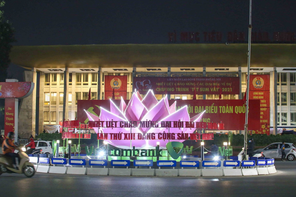 Khối biểu tượng được bật đèn sáng vào buổi tối tại khu vực quảng trường Cung Văn hóa Lao động hữu nghị Việt Xô. (Ảnh: Tuấn Đức/TTXVN)