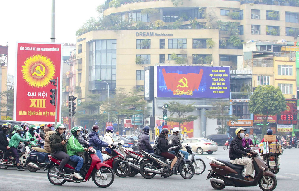 Panô cỡ lớn được treo tại khu vực ngã năm Ô Chợ Dừa. (Ảnh: Tuấn Đức/TTXVN)