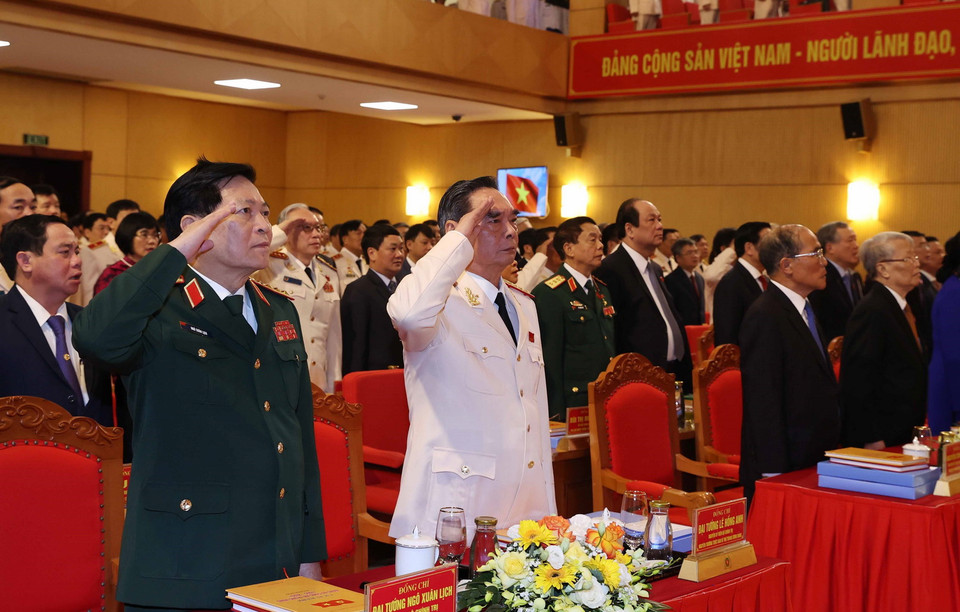 Các đại biểu thực hiện nghi thức chào cờ. (Ảnh: Thống Nhất/TTXVN)