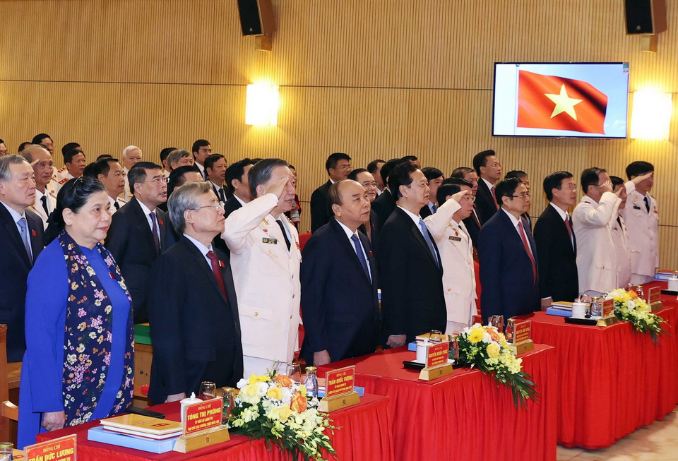 Thủ tướng Chính phủ Nguyễn Xuân Phúc cùng các đại biểu thực hiện nghi thức chào cờ. (Ảnh: Thống Nhất/TTXVN)