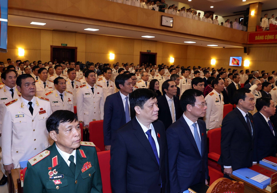 Các đại biểu thực hiện nghi thức chào cờ. (Ảnh: Thống Nhất/TTXVN)