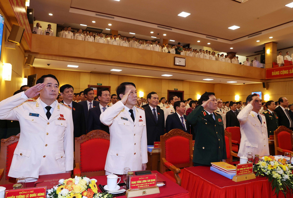 Các đại biểu thực hiện nghi thức chào cờ. (Ảnh: Thống Nhất/TTXVN)