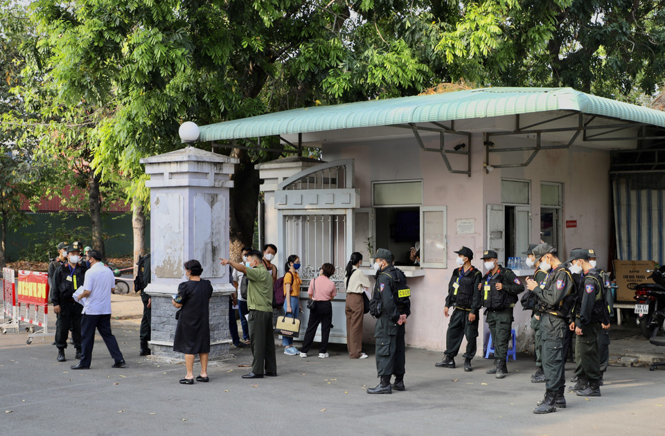 An ninh Tòa án được lực lượng an ninh siết chặt. (Ảnh: Hồng Giang/TTXVN)