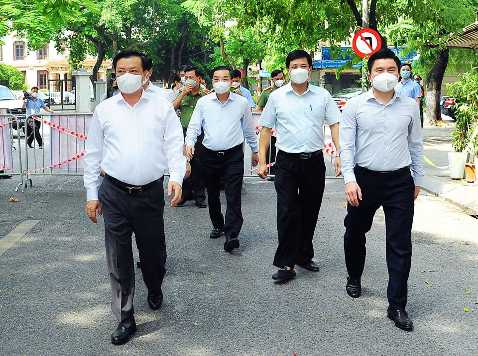  Bí thư Thành ủy Hà Nội Đinh Tiến Dũng kiểm tra công tác phòng, chống dịch COVID-19 tại chốt kiểm dịch Văn Miếu - Nguyễn Thái Học, quận Đống Đa. (Ảnh: TTXVN)