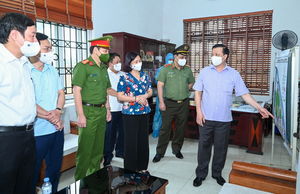  Bí thư Thành ủy Hà Nội Đinh Tiến Dũng kiểm tra công tác phòng, chống dịch COVID-19 tại Sở Chỉ huy tiền phương vùng cách ly thôn Thọ Am, xã Liên Ninh. (Ảnh: TTXVN)