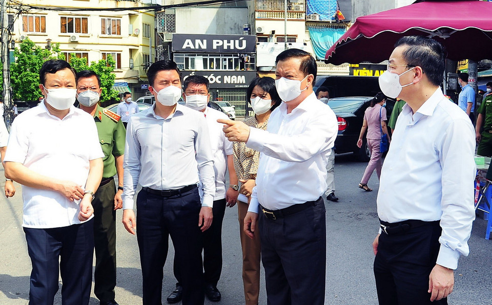 Bí thư Thành ủy Hà Nội Đinh Tiến Dũng kiểm tra công tác phòng, chống dịch COVID-19 tại quận Đống Đa. (Ảnh: TTXVN