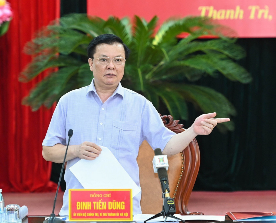  Bí thư Thành ủy Hà Nội Đinh Tiến Dũng phát biểu tại buổi làm việc với Huyện ủy Thanh Trì. (Ảnh: TTXVN)