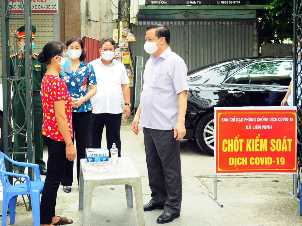  Bí thư Thành ủy Hà Nội Đinh Tiến Dũng kiểm tra công tác phòng, chống dịch COVID-19 tại chốt kiểm soát dịch xã Liên Ninh. (Ảnh: TTXVN)