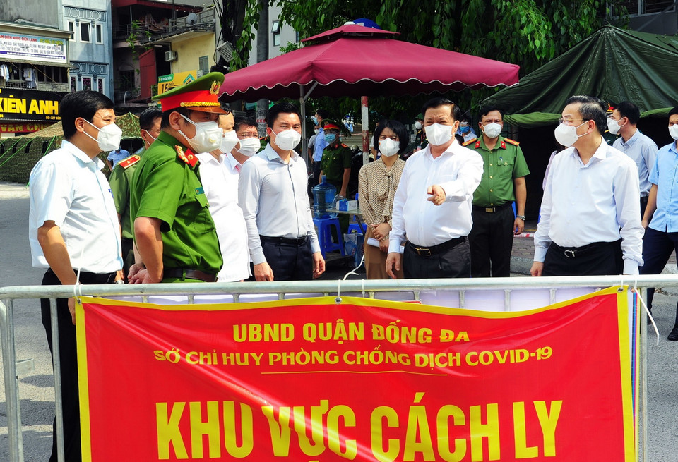  Bí thư Thành ủy Hà Nội Đinh Tiến Dũng kiểm tra công tác phòng, chống dịch COVID-19 tại Khu điều hành của Sở Chỉ huy quận Đống Đa thuộc ngõ Văn Chương. (Ảnh: TTXVN)