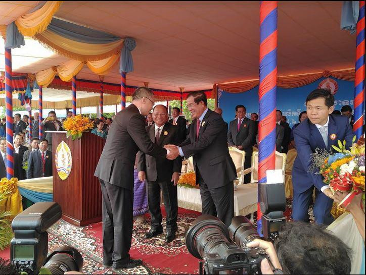 Đại sứ Vũ Quang Minh chúc mừng chúc mừng Chủ tịch danh dự CPP, Thủ tướng Campuchia Hun Sen tại lễ kỷ niệm. (Ảnh: TTXVN)