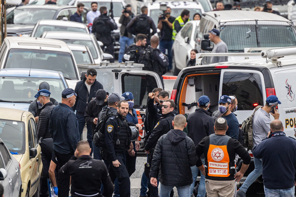 Lực lượng an ninh Israel phong tỏa hiện trường vụ nổ súng làm bị thương 2 người Israel tại khu phố Silwan, gần thành cổ Jerusalem ngày 28/1. (Ảnh: THX/TTXVN)