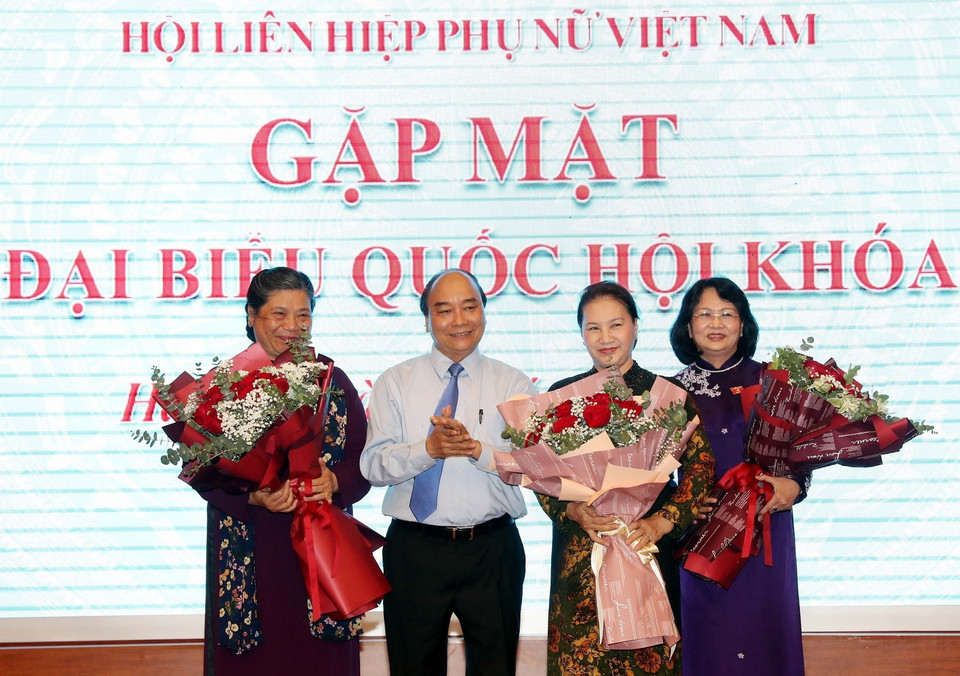  Thủ tướng Nguyễn Xuân Phúc tặng hoa chúc mừng Chủ tịch Quốc hội Nguyễn Thị Kim Ngân, Phó Chủ tịch nước Đặng Thị Ngọc Thịnh, Phó Chủ tịch Thường trực Quốc hội Tòng Thị Phóng (Chủ tịch Nhóm nữ Đại biểu Quốc hội Việt Nam) tại buổi gặp mặt các nữ đại biểu Quốc hội dự kỳ họp thứ chín Quốc hội khóa XIV, tháng 10/6/2020. (Ảnh: Trọng Đức/TTXVN)