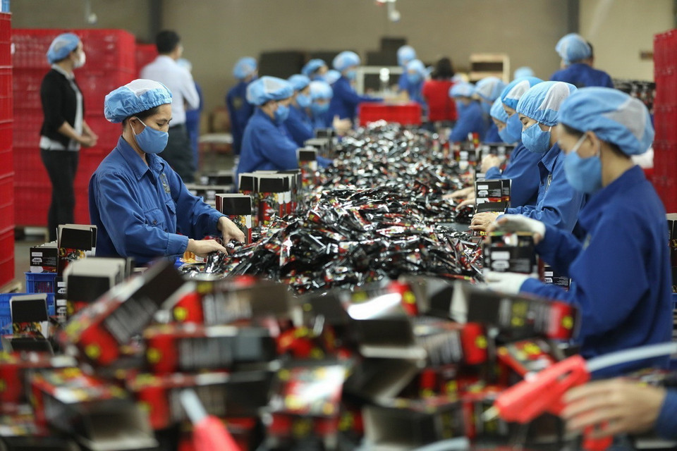 Nữ công nhân Công ty Cổ phần càphê hòa tan Trung Nguyên tại Bắc Giang đóng gói sản phẩm để xuất khẩu. (Ảnh: Minh Quyết/TTXVN)