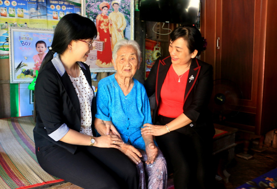  Hội Liên hiệp Phụ nữ tỉnh Vĩnh Long khảo sát và trao đổi kế hoạch hỗ trợ xây mái ấm tình thương cho gia đinh bà Nguyễn Thị Ba, xã Lục Sỹ Thành, huyện Trà Ôn. (Ảnh: Lê Thúy Hằng/TTXVN)