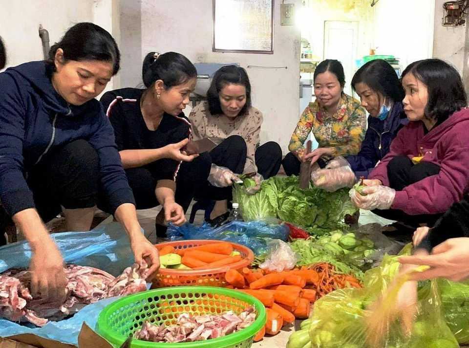  Những suất cơm ấm áp nghĩa tình mùa lũ đã được các hội viên Hội Liên hiệp Phụ nữ tỉnh Quảng Bình tự tay chuẩn bị để kịp đưa đến cho bà con nhân dân vùng lũ trên địa bàn tỉnh. (Ảnh: Võ Dung/TTXVN)