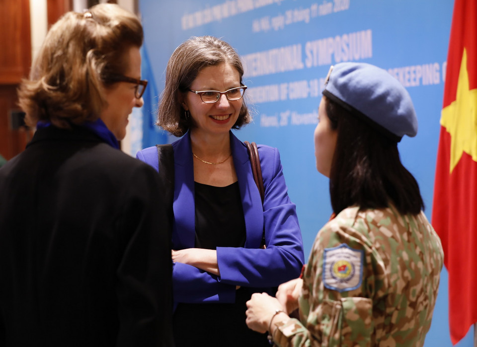  Đại biểu Việt Nam và quốc tế trao đổi bên lề hội nghị Hội nghị quốc tế trực tuyến về vai trò của phụ nữ và phòng, chống dịch bệnh COVID-19 trong hoạt động gìn giữ hòa bình. (Ảnh: Dương Giang/TTXVN)