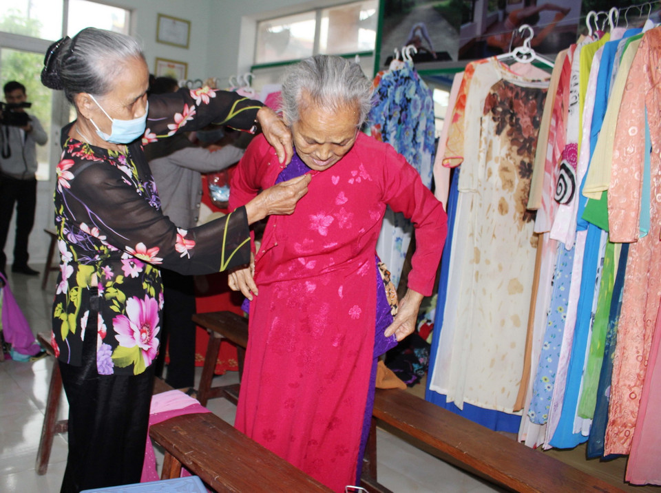  Những hội viên phụ nữ có hoàn cảnh khó khăn lựa chọn cho mình những bộ áo dài phù hợp nhờ hoạt động động “Áo dài trao gửi yêu thương” nhằm góp phần sẻ chia, lan tỏa với những chị em phụ nữ có hoàn cảnh khó khăn cũng như tôn vinh giá trị của tà áo dài Việt Nam do Liên hiệp phụ nữ Phường 2, thành phố Đông Hà, tỉnh Quảng Trị tổ chức. (Ảnh: Thanh Thủy/TTXVN)
