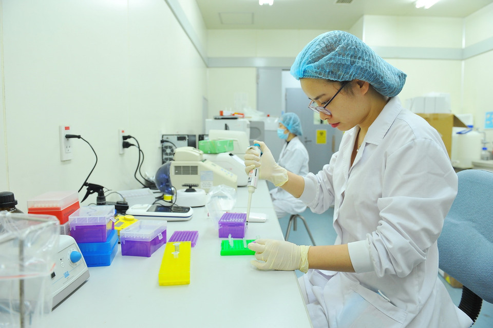 Thạc sỹ, nghiên cứu viên Ứng Thị Hồng Trang, Viện Vệ sinh dịch tễ Trung ương là thanh niên tiêu biểu trong lĩnh vực nghiên cứu khoa học, Giải thưởng Kovalevskaia 2019, Bằng khen Bộ Khoa học-Công nghệ trong việc nghiên cứu chế tạo bộ sinh phẩm realtime RT-PCR phát hiện SARS CoV-2 năm 2020... (Ảnh: Minh Đức/TTXVN)