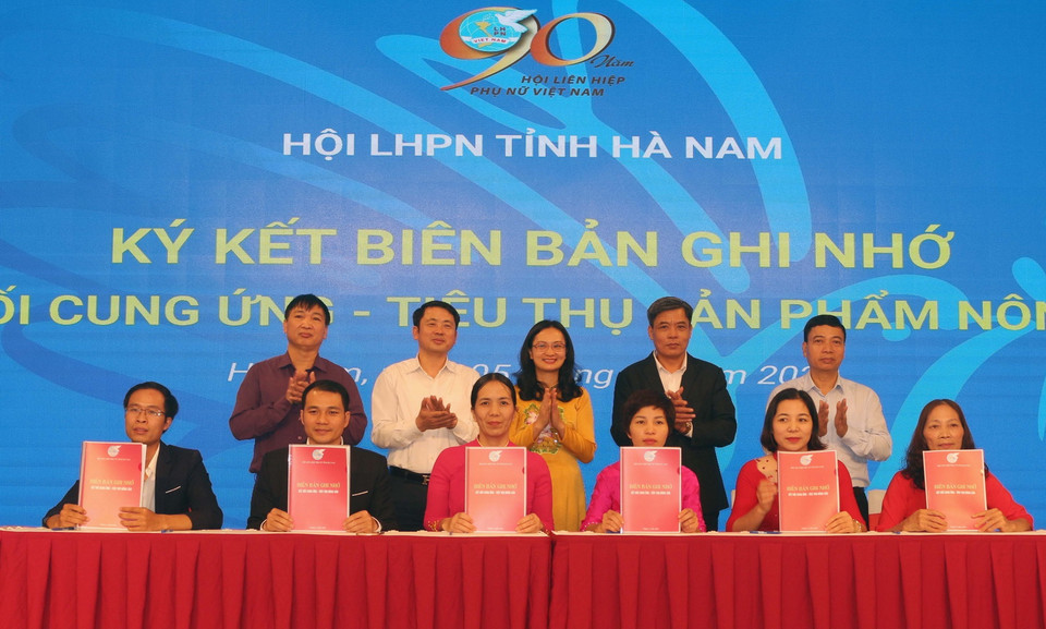  Lễ ký biên bản ghi nhớ thỏa thuận hợp tác thúc đẩy sản xuất, tiêu thụ sản phẩm nông sản năm 2020 tại Ngày hội Phụ nữ khởi nghiệp năm 2020 với chủ đề "Phụ nữ Hà Nam khởi nghiệp sáng tạo, kết nối thành công." (Ảnh: Đại Nghĩa/TTXVN)