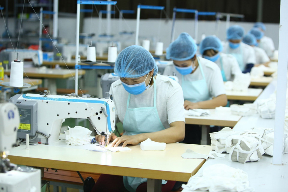 Nữ công nhân Công ty Cổ phần Thời trang K’s Closet (Hà Nội) sản xuất khẩu trang kháng khuẩn. (Ảnh: Anh Tuấn/TTXVN)