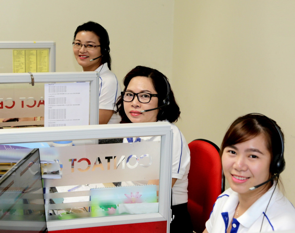  Các nữ điện thoại viên - Những người phụ nữ làm công việc “lắng nghe” của Tổng đài 1900545454 của Trung tâm chăm sóc khách hàng EVNHCMC thuộc Tổng công ty Điện lực Thành phố Hồ Chí Minh. (Ảnh: Thành Chung/TTXVN)