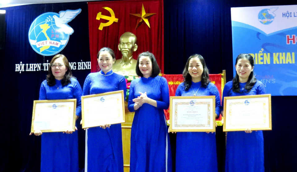 Các tập thể, cá nhân Hội Liên hiệp Phụ nữ các cấp trong tỉnh Quảng Bình nhận Bằng khen của Trung ương Hội Liên hợp phụ nữ Việt Nam. (Ảnh: Võ Dung/TTXVN)