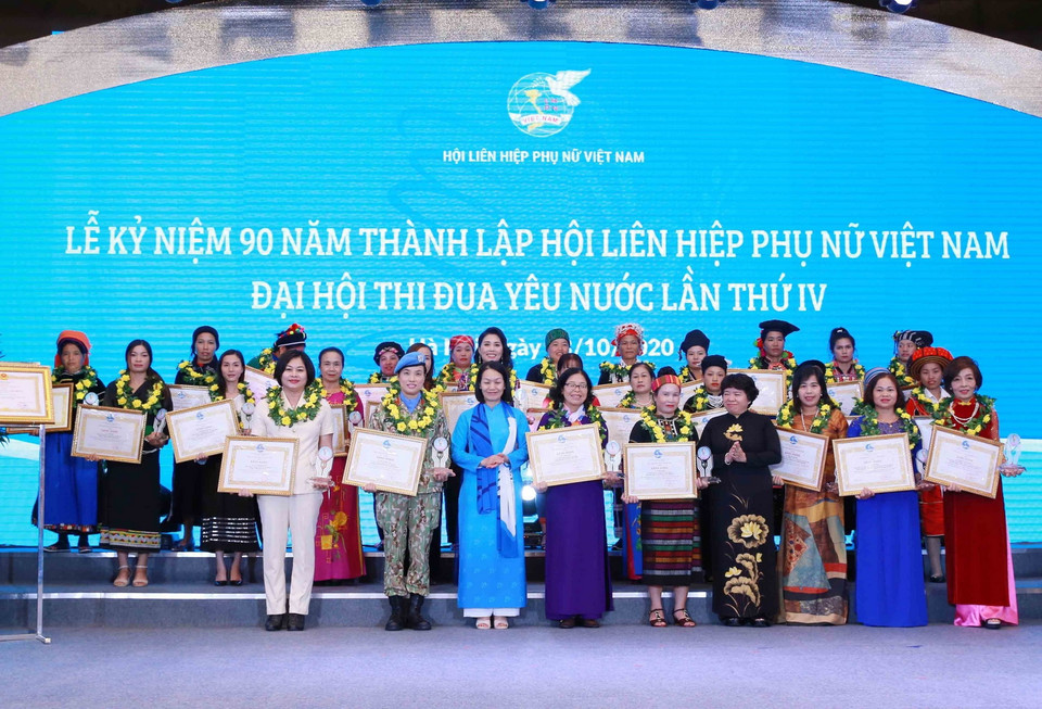 Các cá nhân có thành tích xuất sắc trong công tác thi đua nhận Bằng khen của Trung ương Hội Liên hiệp Phụ nữ Việt Nam tại Lễ kỷ niệm 90 năm Ngày thành lập (20/10/1930-20/10/2020) và Đại hội Thi đua yêu nước lần thứ IV của Hội. (Ảnh: Phương Hoa/TTXVN)