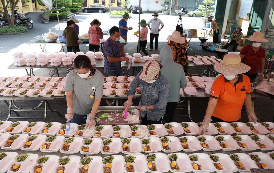 Hội Phụ nữ xã Việt Tiến, huyện Việt Yên, tỉnh Bắc Giang, đã tình nguyện, tự tổ chức luân phiên làm công tác hậu cần. Mỗi ngày nấu hơn 400 suất cơm cung cấp cho các khu cách ly tập trung, góp phần giảm tải cho chính quyền địa phương trong công tác phòng chống dịch COVID-19. (Ảnh: Danh Lam/TTXVN)