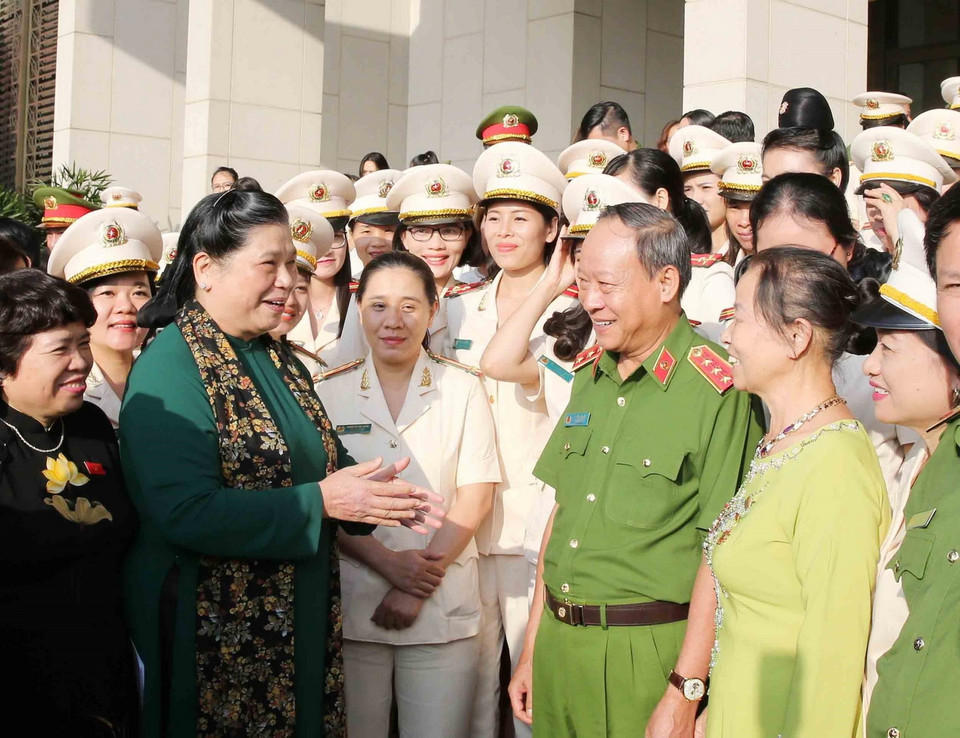  Phó Chủ tịch Thường trực Quốc hội Tòng Thị Phóng gặp mặt Đoàn phụ nữ tiêu biểu trong công tác phòng, chống ma túy toàn quốc. (Ảnh: Phương Hoa/TTXVN)