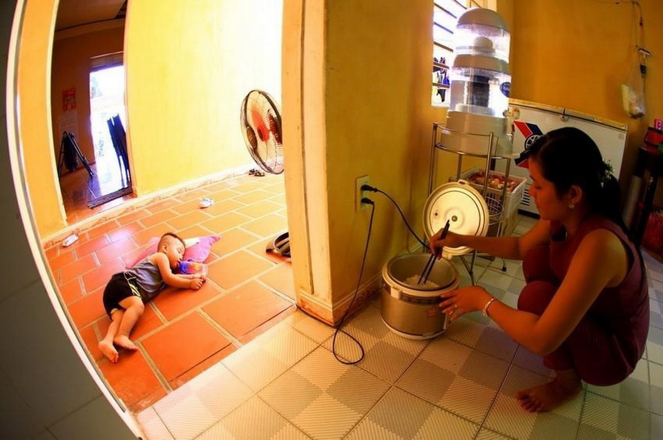 Phụ nữ hiện đại vẫn có thể chứng tỏ mình ngoài xã hội, vẫn có chỗ đứng, địa vị hẳn hoi. Tuy nhiên, dù hiện đại đến đâu, dù có giỏi giang như thế nào, người vợ vẫn có bổn phận lớn lao là hoàn thành tốt vai trò làm mẹ, làm vợ trong gia đình nhỏ của mình, để luôn là người giữ lửa hạnh phúc gia đình. Những tấm gương phụ nữ “Giỏi việc nước, đảm việc nhà” đồng nghĩa với địa vị của người phụ nữ đã được khẳng định trong xã hội. (Ảnh: Thanh Vũ/TTXVN)