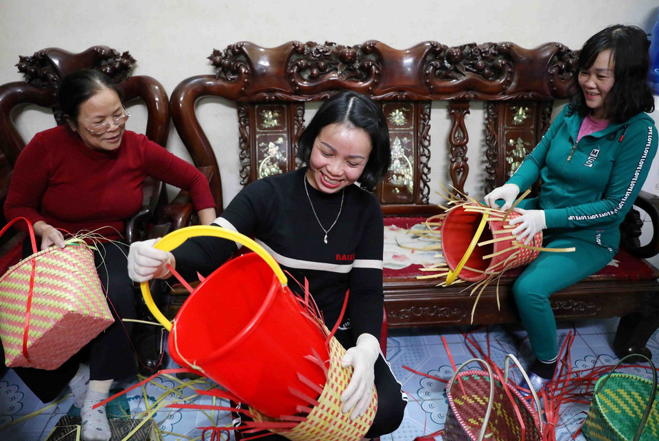  Những chiếc dây buộc vật liệu xây dựng thay vì trở thành rác thải khó phân hủy, gây ô nhiễm môi trường đã được hội phụ nữ phường Hà Trung, thành phố Hạ Long, tỉnh Quảng Ninh thu gom về biến thành chiếc làn đi chợ, sọt đựng rác hay giỏ cắm hoa, ống bút… (Ảnh: Thanh Tùng/TTXVN)