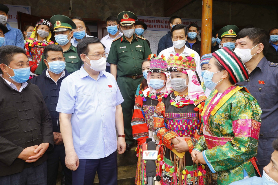  Chủ tịch Quốc hội Vương Đình Huệ nói chuyện với cử tri nữ tại Khu vực bỏ phiếu số 4 gồm các thôn: Lô Lô Chải, Séo Lủng, xã Lũng Cú, huyện Đồng Văn, tỉnh Hà Giang. (Ảnh: Doãn Tấn/TTXVN)