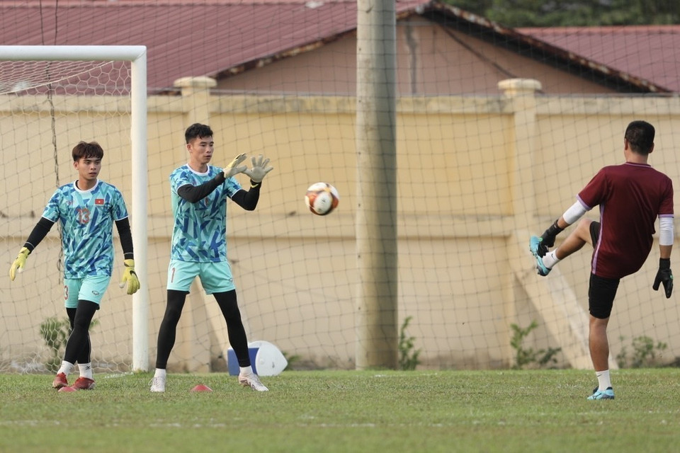 Sau phần khởi động, Huấn luyện viên Troussier cho chia nhóm tập sút cầu môn và nhóm còn lại tập các bài về chiến thuật, di chuyển và kèm người với yêu cầu rất cao về độ chính xác và cường độ vận động. (Ảnh: Minh Quyết/TTXVN)