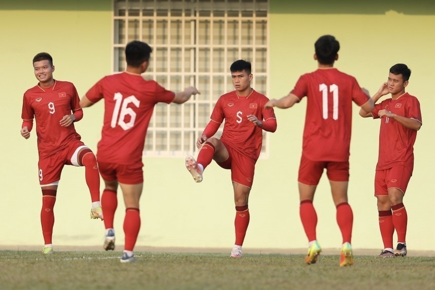 Các cầu thủ U22 Việt Nam khởi động nhẹ, làm nóng cơ thể. (Ảnh: Minh Quyết/TTXVN)