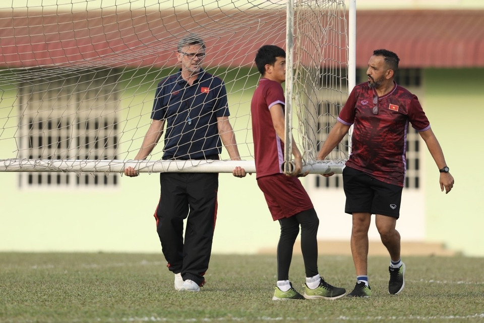 Huấn luyện viên Philippe Troussier cùng các trợ lý chuẩn bị sân tập cho đội. (Ảnh: Minh Quyết/TTXVN)