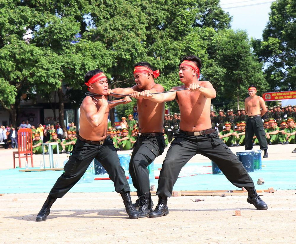 Biểu diễn khí công trong hội thi. (Ảnh: Tuấn Anh/TTXVN)