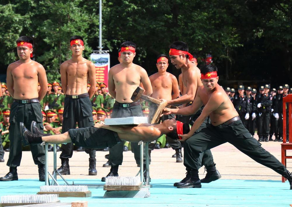 Biểu diễn khí công trong hội thi. (Ảnh: Tuấn Anh/TTXVN)