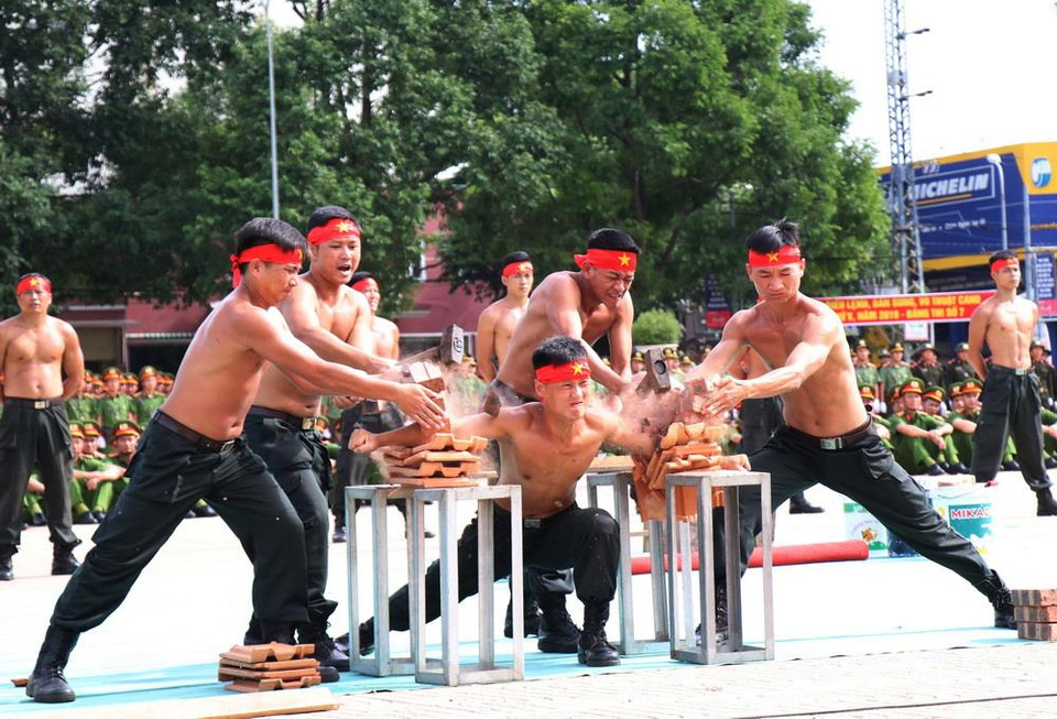 Biểu diễn khí công trong hội thi. (Ảnh: Tuấn Anh/TTXVN)