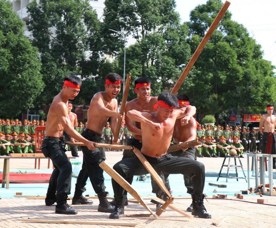 Biểu diễn khí công trong hội thi. (Ảnh: Tuấn Anh/TTXVN)