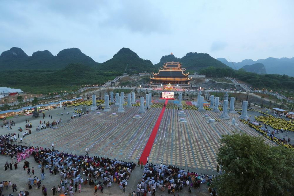 Các tăng ni, Phân tử chuẩn bị sẵn sàng cho Đại lễ hoa đăng cầu nguyện hòa bình thế giới. (Ảnh: Thành Đạt/TTXVN)