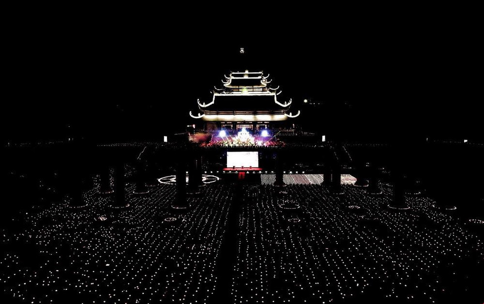 Toàn cảnh Đại lễ hoa đăng cầu nguyện hòa bình thế giới. (Ảnh: Thành Đạt/TTXVN)