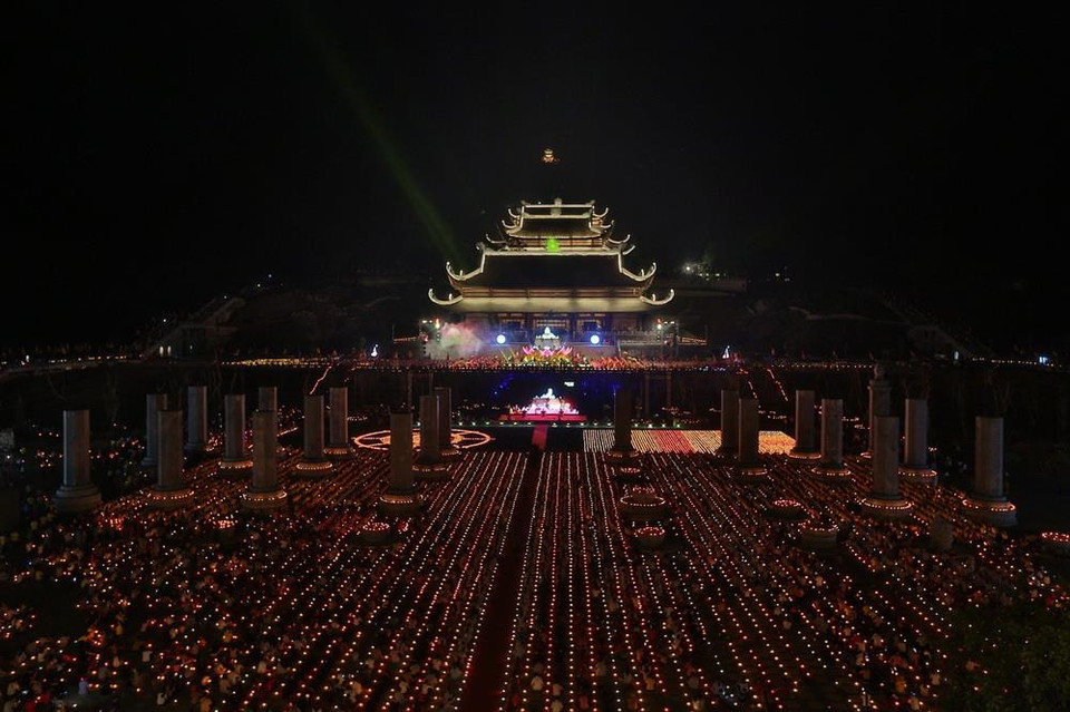 Toàn cảnh Đại lễ hoa đăng cầu nguyện hòa bình thế giới. (Ảnh: Thành Đạt/TTXVN)